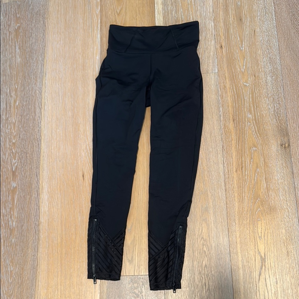 Michi High-Waisted Leggings with Zipper Detail in Black